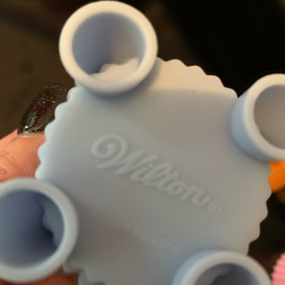8 Wilton Silicone Cupcake Cookware Unique Feet/Stand. - Picture 10 of 12